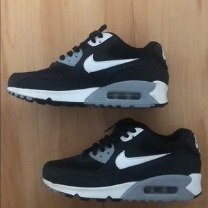 Women’s Nike Air Max 90